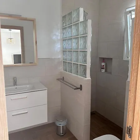 Peaceful And Bright Apartman
